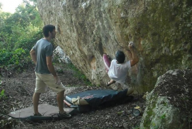 Sujetandose a la parte baja de la roca